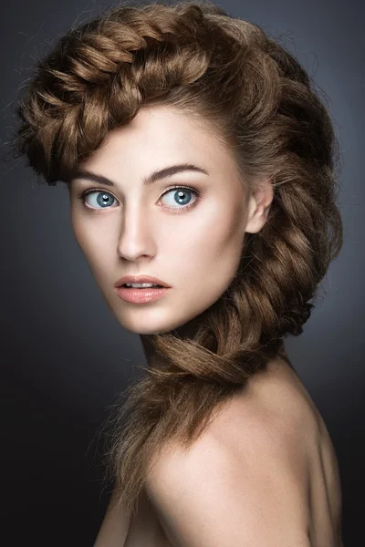 三つ編みヘアスタイル光メイクアップと完璧な肌の美しい少女. — ストック写真