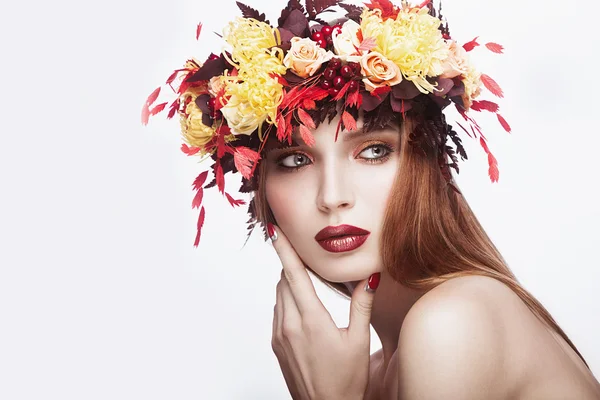 Menina ruiva bonita com grinalda de outono brilhante de folhas e flores. Cara de beleza . — Fotografia de Stock