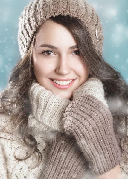 Linda chica sonriente con un sombrero de punto y un suéter caliente. Cara de belleza —  Fotos de Stock