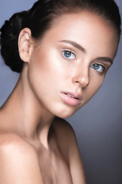 Schöne junge Mädchen mit einem leichten natürlichen Make-up. Schönheit Gesicht — Stockfoto