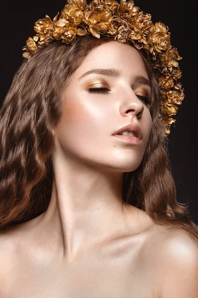 Schönes Mädchen mit goldenem Make-up und Herbstkranz im Haar. Schönheit Gesicht. — Stockfoto