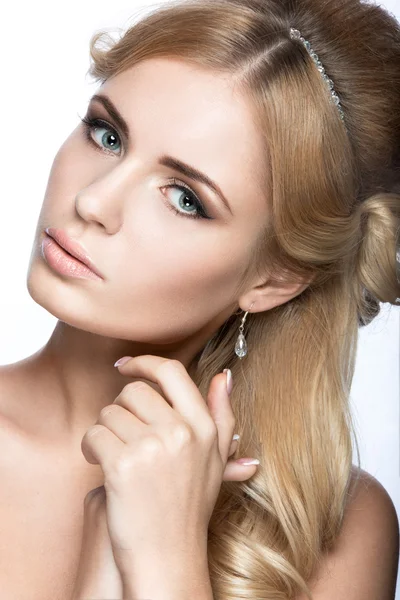 Schöne blonde Mädchen im Bild einer Braut mit einem Diadem im Haar. — Stockfoto