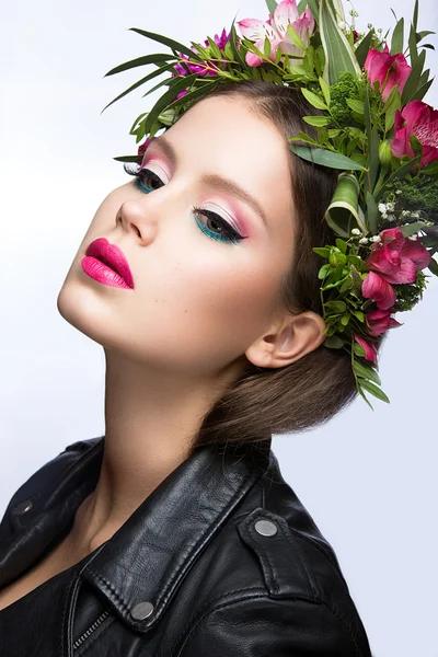 Schönes Mädchen mit perfekter Haut und leuchtendem Blumenkranz auf dem Kopf — Stockfoto