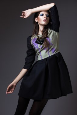 Şık kız, çok moda bir sonbahar giysileri ve saçında rüzgar ile parlak makyaj.