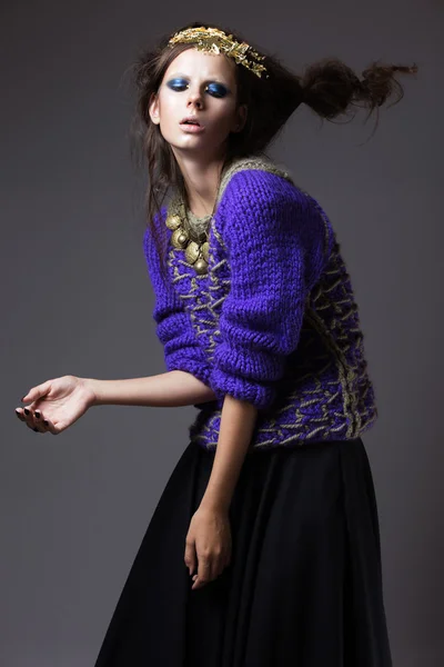 Elegáns lány a divatos őszi ruhákat és világos make-up, és a szél a haját. — Stock Fotó