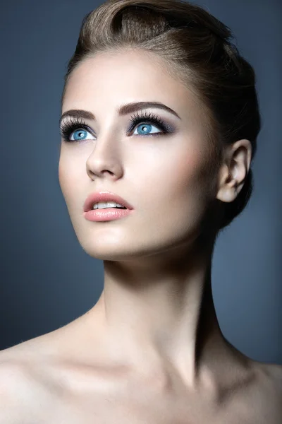 Hermosa joven con un maquillaje natural ligero. Cara de belleza . — Foto de Stock