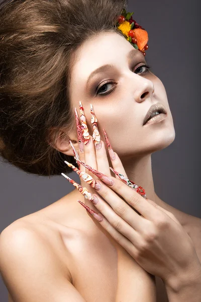 Hermosa chica en la imagen de otoño con uñas largas con maquillaje brillante e inusual . — Foto de Stock