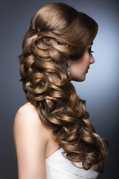 Retrato de uma mulher bonita em um vestido de noiva à imagem da noiva . — Fotografia de Stock