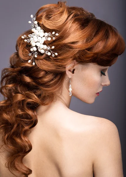 Portrait of a beautiful ginger woman in the image of the bride. — Stock Photo, Image
