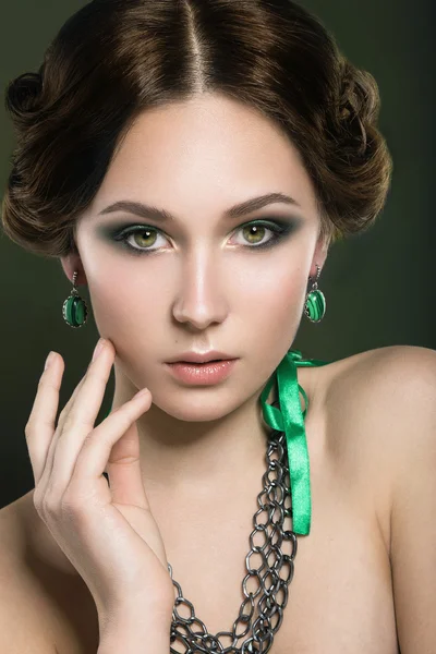 Vacker tjej med perfekt hud och ljusa makeup. — Stockfoto