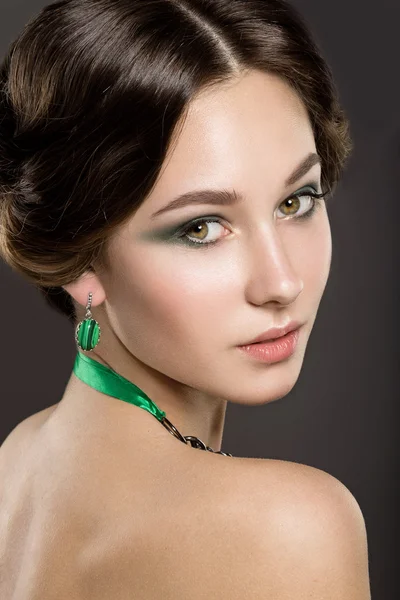 Beautiful girl with perfect skin and bright makeup. — Stock Photo, Image