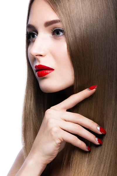 Hermosa joven con un maquillaje brillante y uñas rojas . — Foto de Stock
