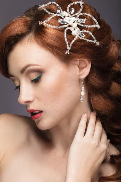 Portrait d'une belle femme rousse à l'image de la mariée . — Photo