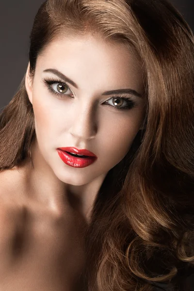 Vacker kvinna med kvällen make-up, röda läppar och lockar. Skönhet ansikte. — Stockfoto