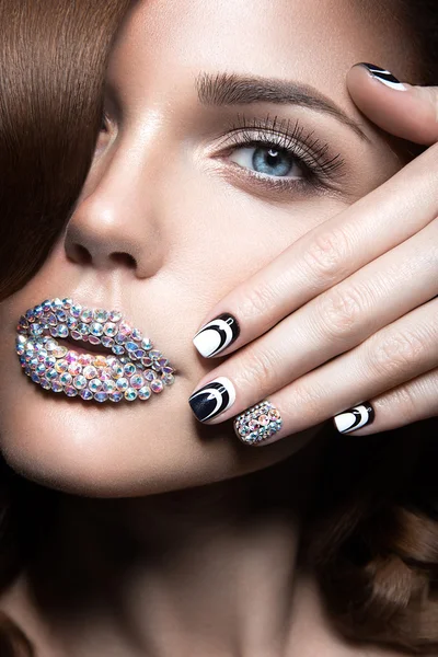 Menina bonita com unhas brilhantes e lábios de cristais, pestanas longas e cachos. Cara de beleza . — Fotografia de Stock