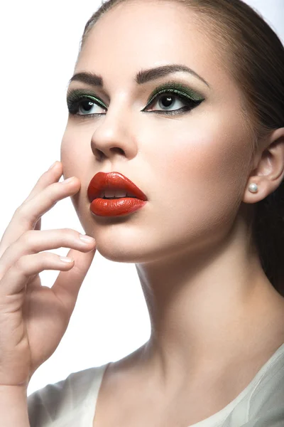Mooie vrouw met avond make-up, rode lippen. Schoonheid gezicht. — Stockfoto