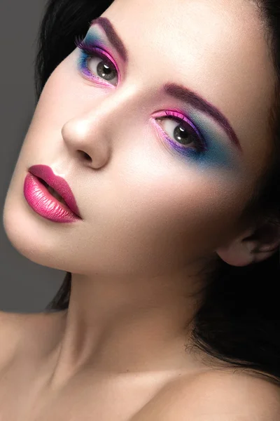 Gyönyörű lány világos rózsaszín make-up és a tökéletes bőr. Kozmetikai arc. Ünnepi kép. — Stock Fotó
