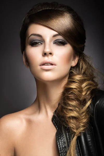 Beautiful girl with bright make-up, perfect skin and hairstyle as a braid. — Stock Photo, Image