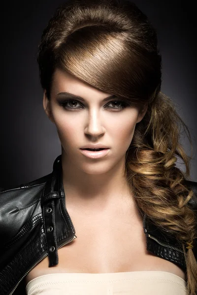 Schönes Mädchen mit hellem Make-up, perfekter Haut und Frisur als Zopf. — Stockfoto