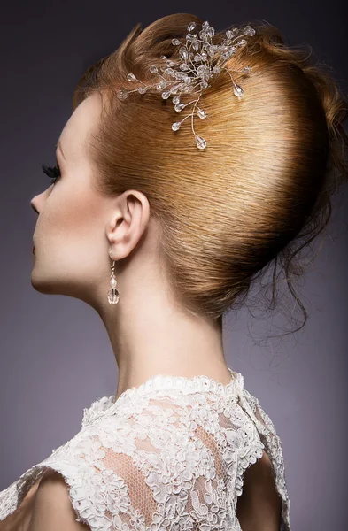 Portrait d'une belle rousse à l'image de la mariée. Beauté visage — Photo