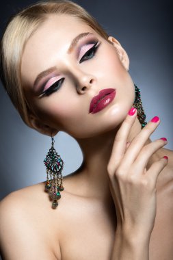 Parlak pembe makyaj ve mükemmel cilt güzel kızla. Güzellik yüz. Festival görüntü.