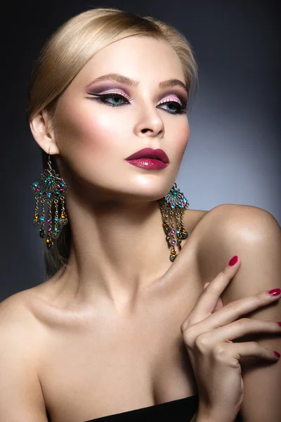 Schöne Mädchen mit leuchtend rosa Make-up und perfekte Haut. Schönheit Gesicht. Festliches Bild. — Stockfoto