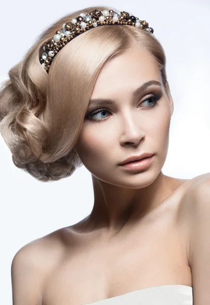 Vacker blond tjej i bilden av en brud med ett diadem i håret. Skönhet ansikte. Bröllop bild. — Stockfoto
