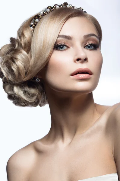 Schöne blonde Mädchen auf dem Bild einer Braut mit einem Diadem im Haar. Schönheit Gesicht. Hochzeitsbild. — Stockfoto