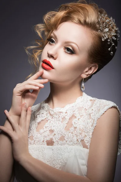 Retrato de una hermosa mujer pelirroja con labios rojos en la imagen de la novia . —  Fotos de Stock