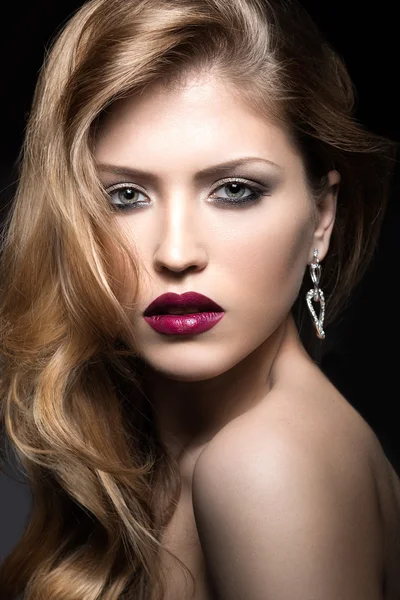 Hermosa mujer con maquillaje de noche, labios rojos y rizos. Cara de belleza . —  Fotos de Stock