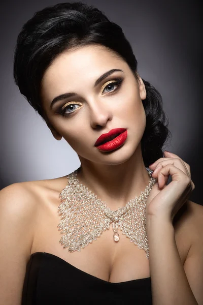 Hermosa mujer con maquillaje de noche, labios rojos y peinado de noche. Cara de belleza . — Foto de Stock