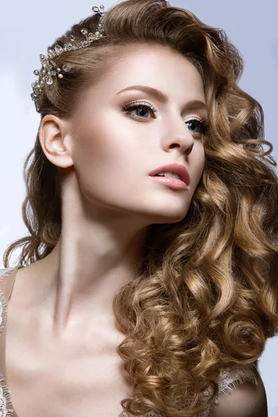 Menina bonita na imagem do casamento com barrette em seu cabelo — Fotografia de Stock