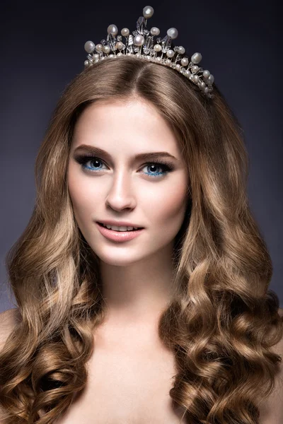 Krásná dívka s korunou v podobě princezny. — Stock fotografie
