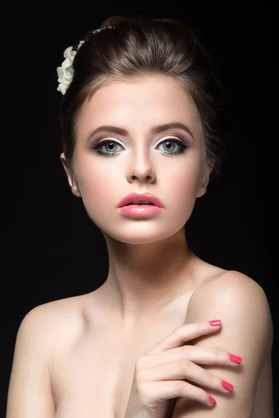 Hermosa chica en la imagen de la boda con flores en el pelo — Foto de Stock