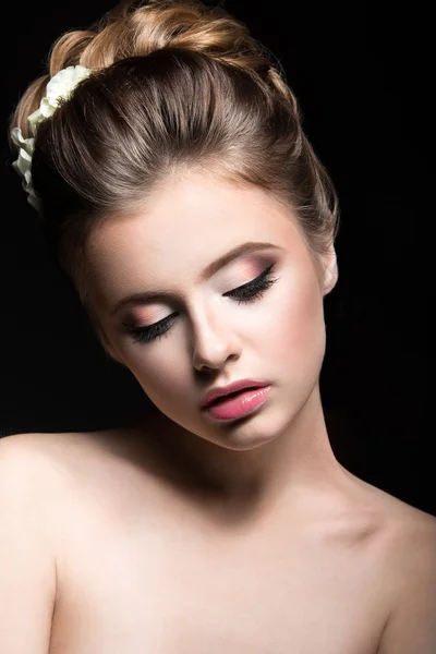 Schönes Mädchen im Hochzeitsbild mit Blumen im Haar — Stockfoto