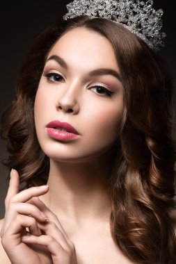 güzel bir kız bir prenses şeklinde bir taçla.