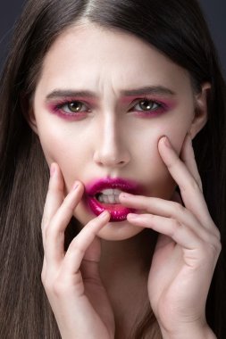 Pembe ruj ile kız onun yüzüne bulaşmış. Yaratıcı makyaj.