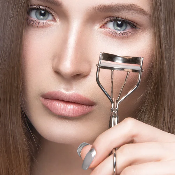 Charmante junge Babe mit Lockenwickler und leichtem Make-up. Schönheit Gesicht — Stockfoto