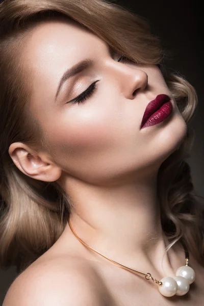 Beautiful blonde in a Hollywood manner with curls, red lips. Beauty face. — Stock Photo, Image