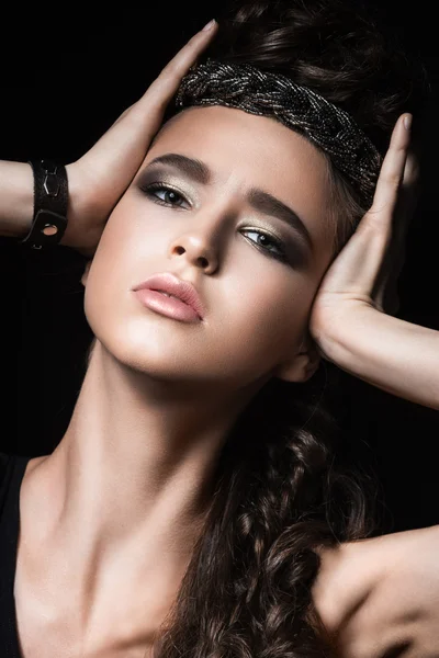 Dark-haired mooi meisje met lichte make-up en sieraden gemaakt van leer. Schoonheid gezicht. Punk stijl. — Stockfoto