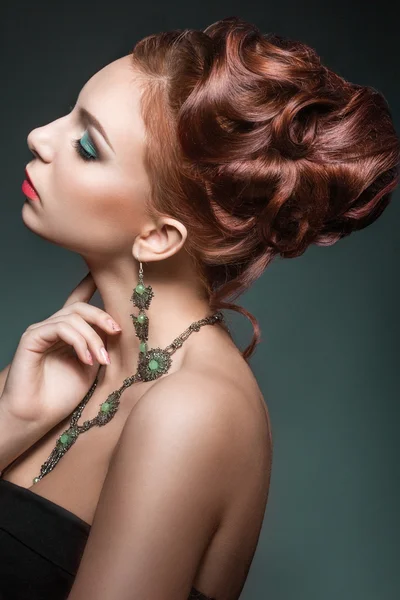 Beautiful red-hair girl with perfect skin and bright green makeup. Beauty face — Stock Photo, Image