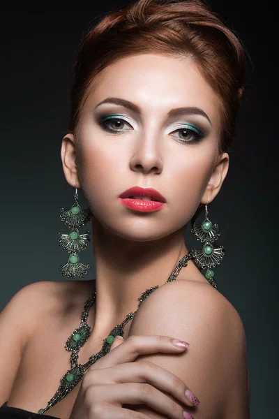 Beautiful red-hair girl with perfect skin and bright green makeup. Beauty face — Stock Photo, Image