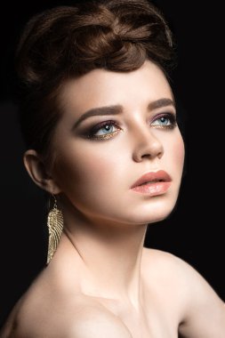 güzel bir kız ile parlak bir makyaj ve akşam saç modeli.