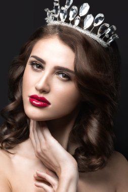 güzel bir kız bir prenses şeklinde bir taçla.