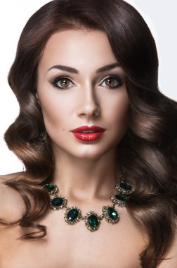 Güzel bir kadınla akşam makyaj, kırmızı dudaklar ve bukleler. Güzellik.