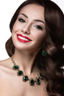 Güzel bir kadınla akşam makyaj, kırmızı dudaklar ve bukleler. Güzellik.