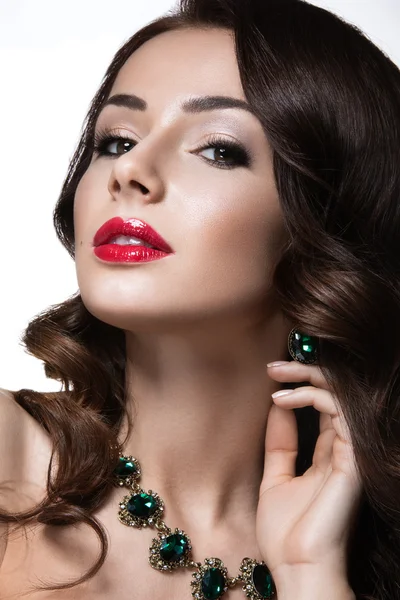 Hermosa mujer con maquillaje de noche, labios rojos y rizos. Cara de belleza . — Foto de Stock