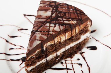 Çikolatalı Muzlu Kek beyaz tabakta. Bisküvi kek.