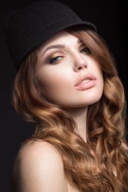 Parlak makyaj ve bukleler şapkalı güzel kızla. Güzellik.