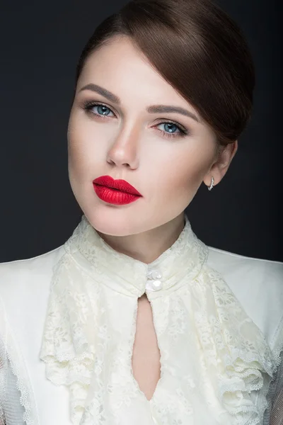 Mooi meisje met rode lippen in witte kleren in de vorm van retro. Schoonheid gezicht. — Stockfoto